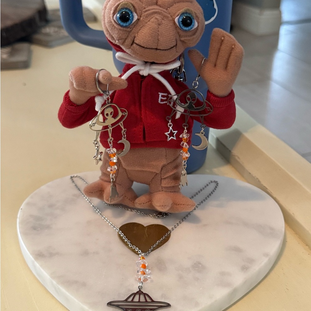 𝑨𝒍𝒊𝒆𝒏 𝑪𝒓𝒚𝒔𝒕𝒂𝒍  𝑬𝒂𝒓𝒓𝒊𝒏𝒈𝒔